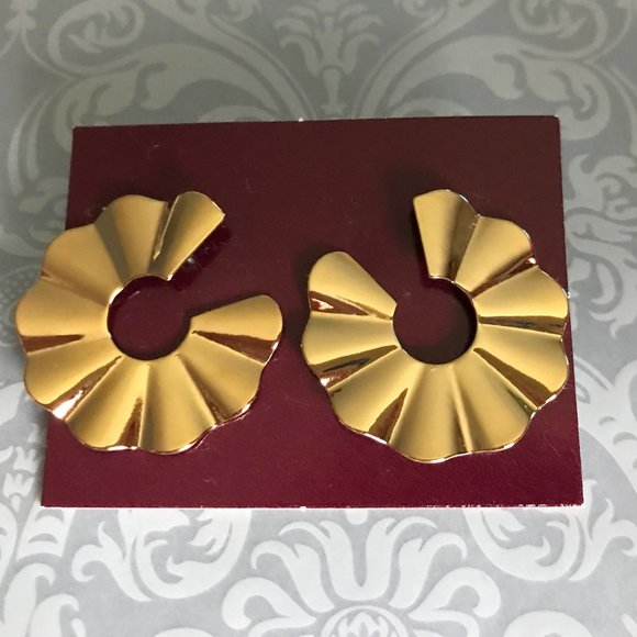 Avon Wavy Gold Tone Pierced Earrings - Picture 1 of 3